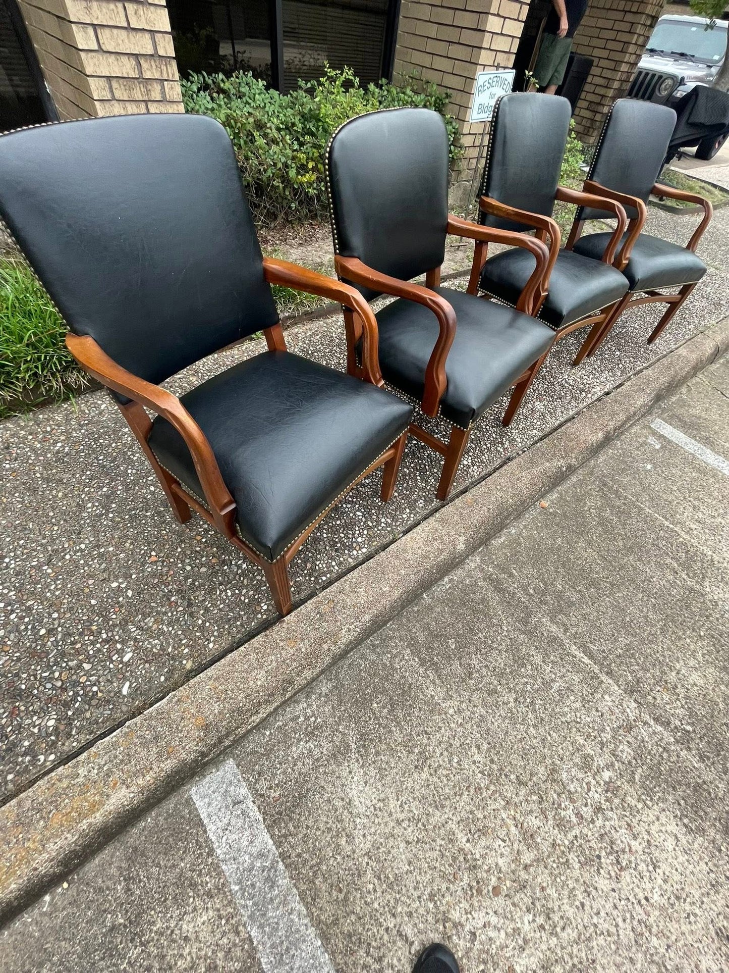 Set of 4 Gunlocke black leather office chairs late 20th century